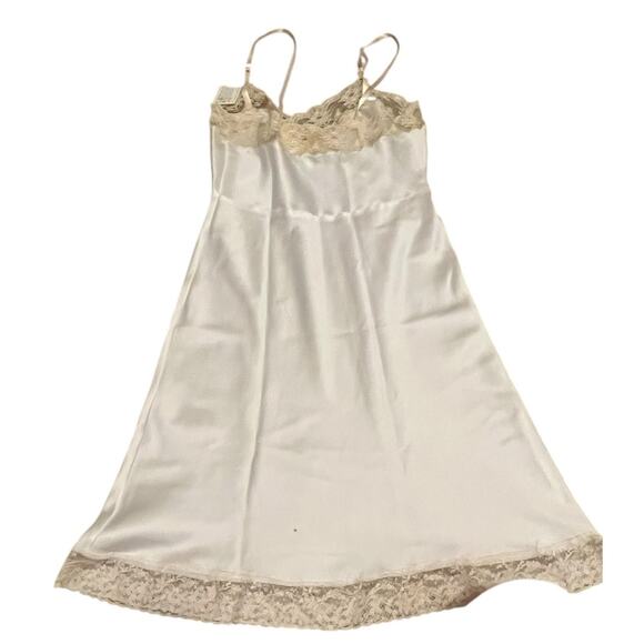 Corhan off white short nightgown with lace trim and bow design - Picture 2 of 10
